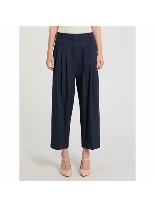 These pure cotton trousers are set apart by their relaxed volume and cropped ankle cut. The waist darts provide an on-trend fit. MARELLA SPORT | 26131310242000004